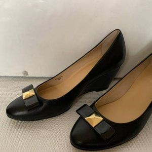 Kate Spade Black Wedge Heels Shoes with Black/Gold Bow Size 7.5M